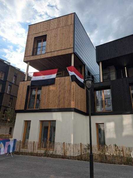 رفع العلم المصري على مبنى مقر البعثة في القرية الأولمبية بباريس